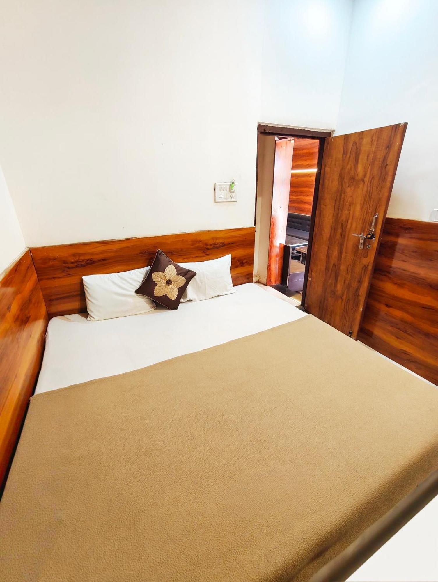 Hotel Om Palace Near Mahakal Mandir Ujjain Eksteriør billede